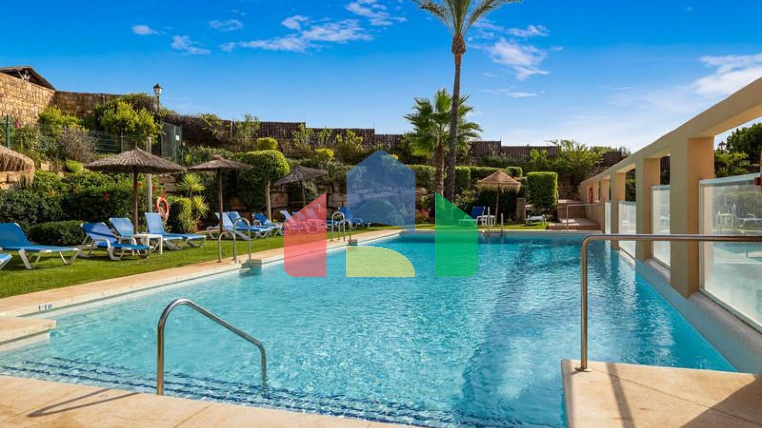 Квартира на среднем этаже на продажу в Эстепоне