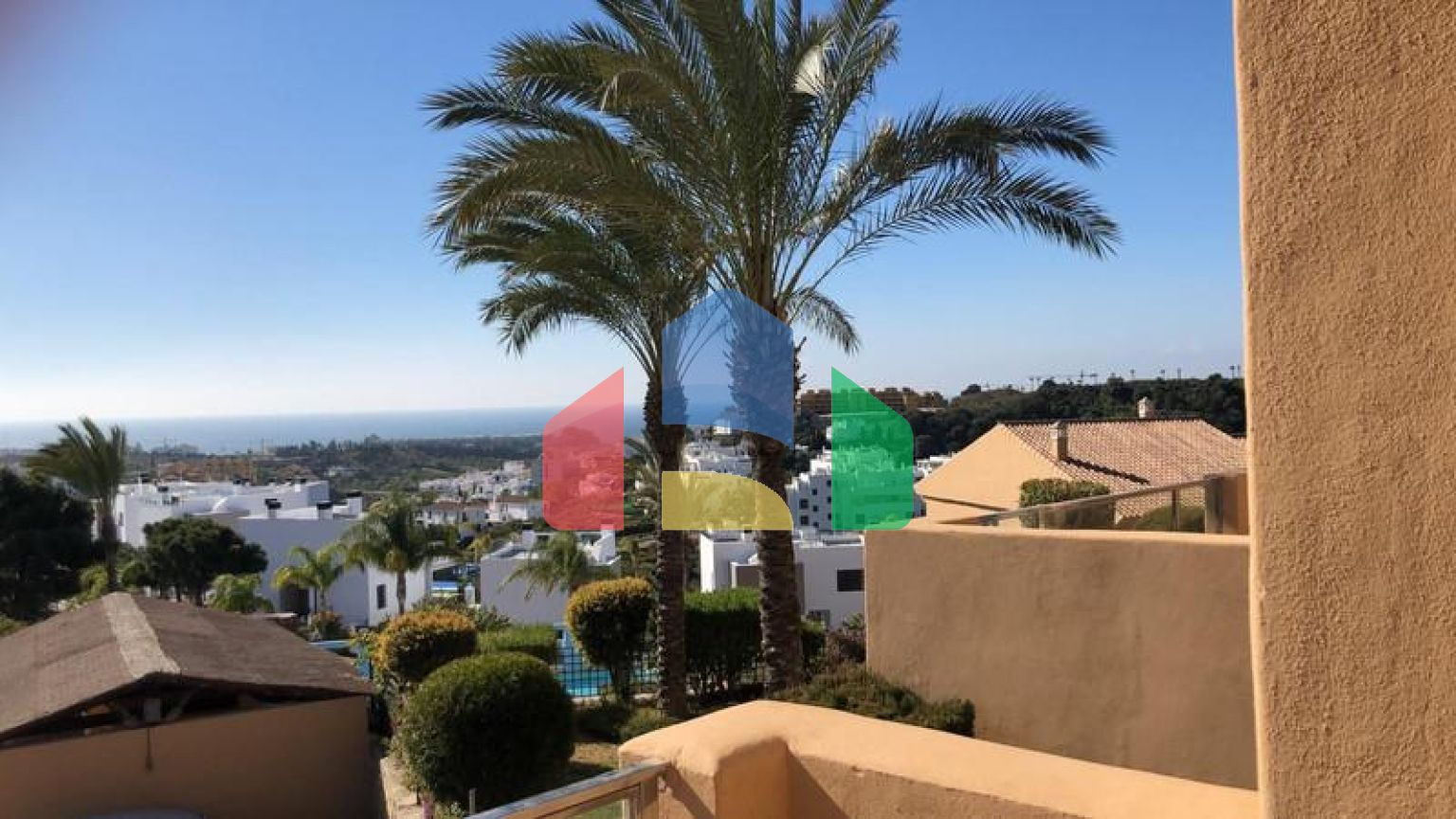 Квартира на среднем этаже на продажу в Эстепоне