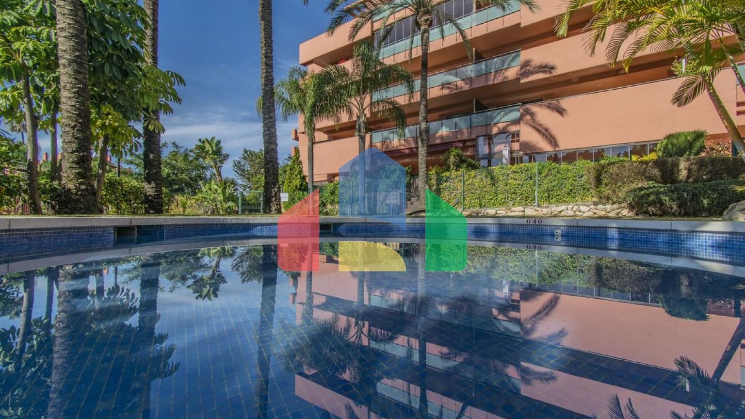 Эксклюзивная Резиденция у Моря в Престижной Золотой Миле Эстепоны