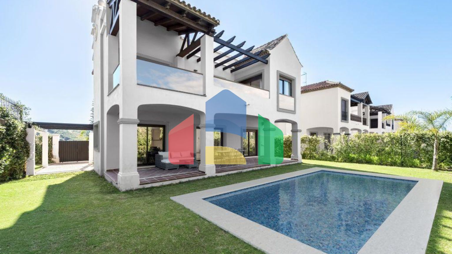 4-спальные виллы в самом сердца гольф-клуба в Эстепоне