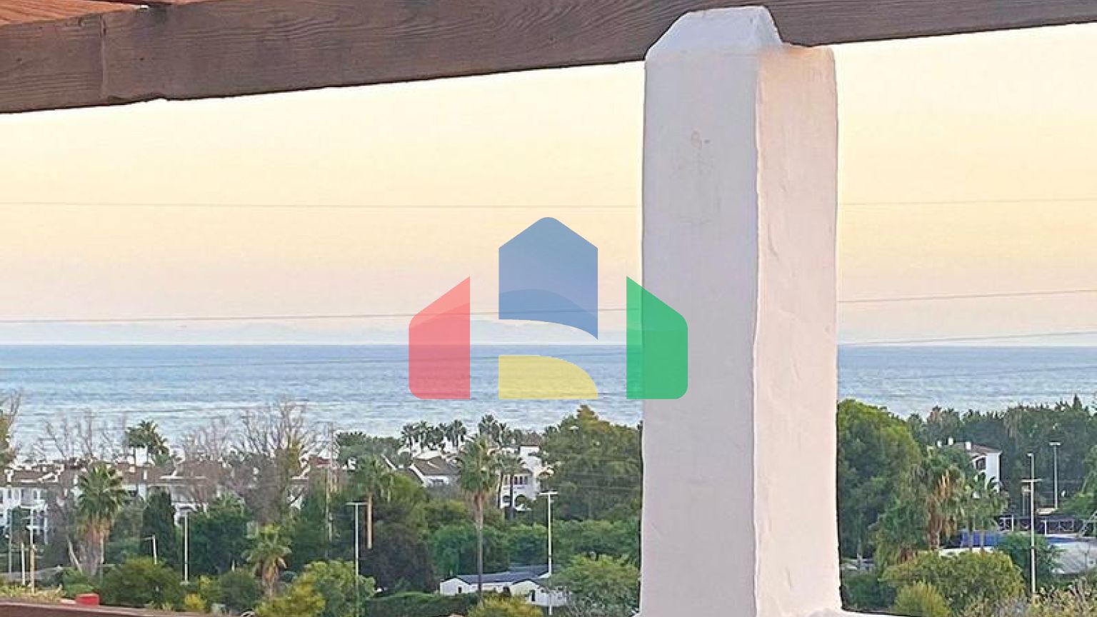 Квартира на верхнем этаже на продажу в Эстепоне.