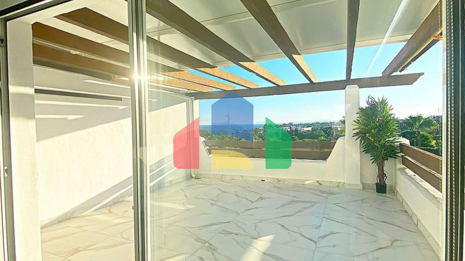 Квартира на верхнем этаже на продажу в Эстепоне.