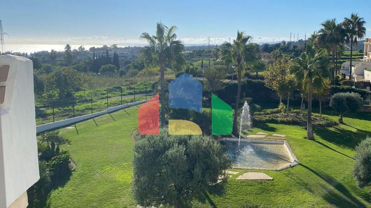 Квартира на верхнем этаже на продажу в Эстепоне.