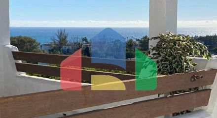 Квартира на верхнем этаже на продажу в Эстепоне.