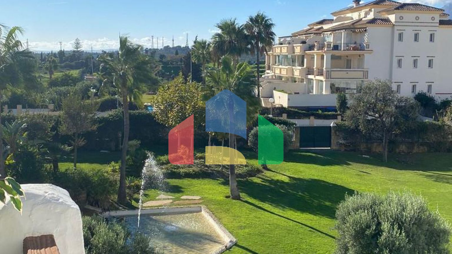 Квартира на верхнем этаже на продажу в Эстепоне.