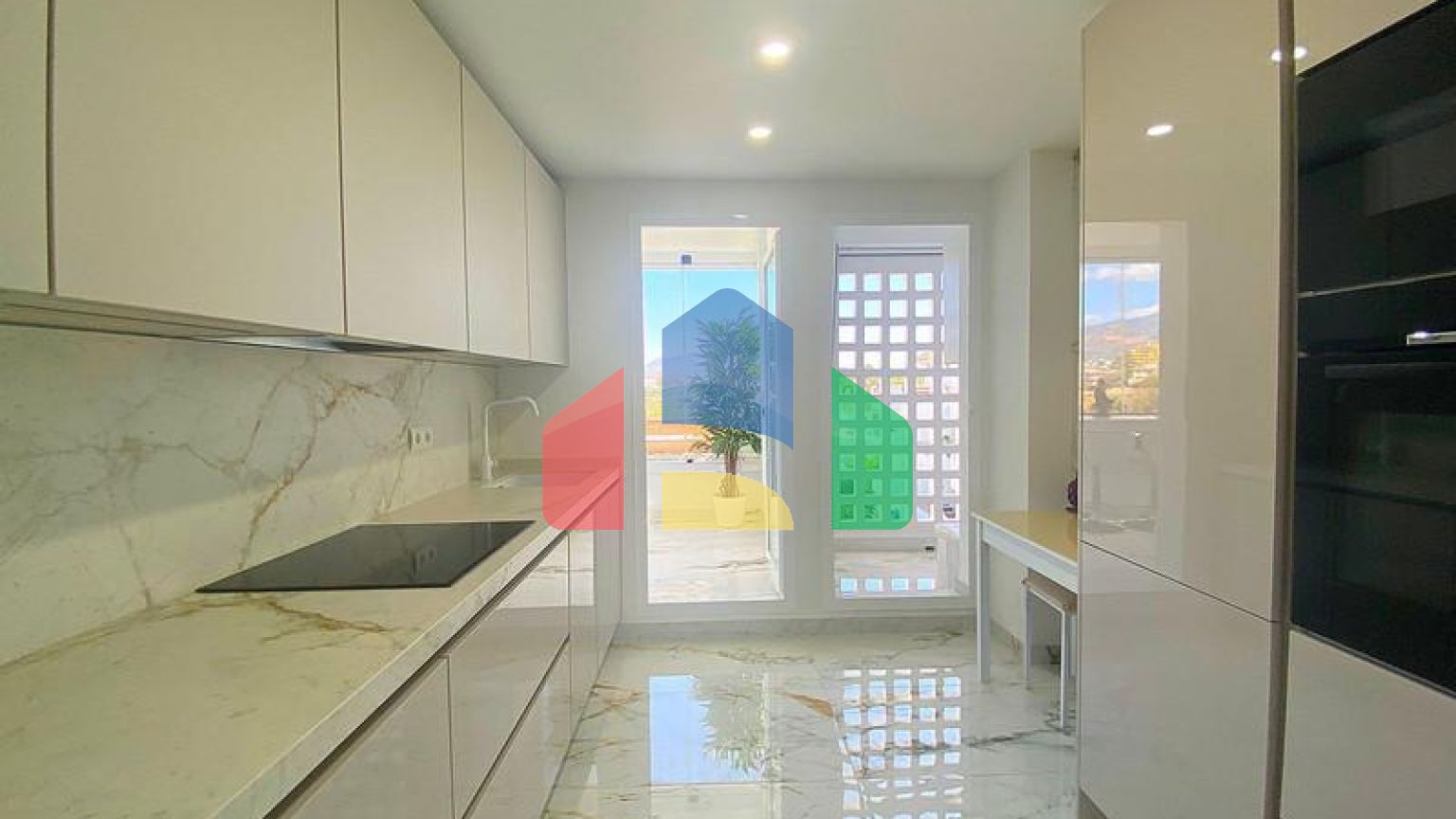 Квартира на верхнем этаже на продажу в Эстепоне.