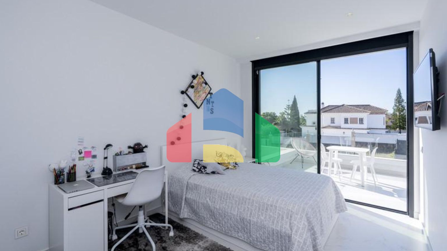 Недавно построенная современная вилла с 4 спальнями в Бель-Эре.