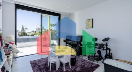 Недавно построенная современная вилла с 4 спальнями в Бель-Эре.