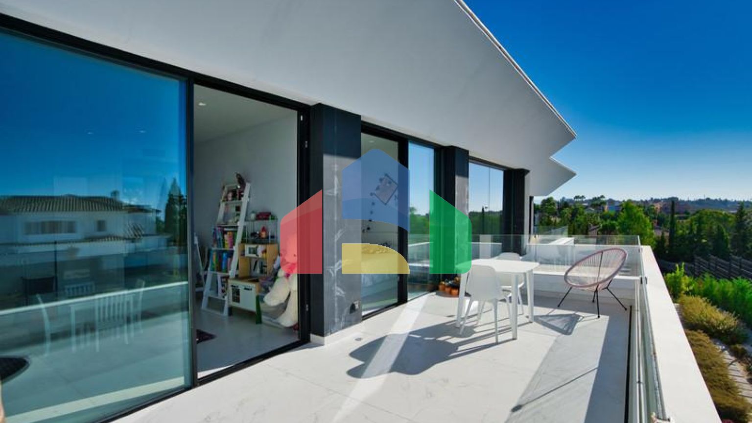 Недавно построенная современная вилла с 4 спальнями в Бель-Эре.