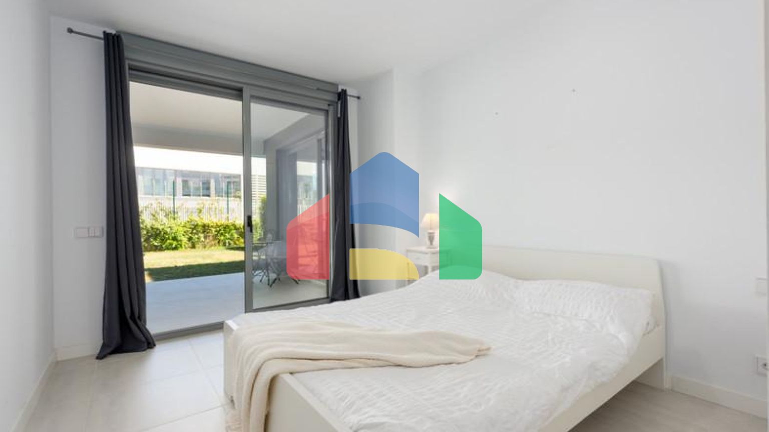 Квартира на первом этаже на продажу в Эстепоне