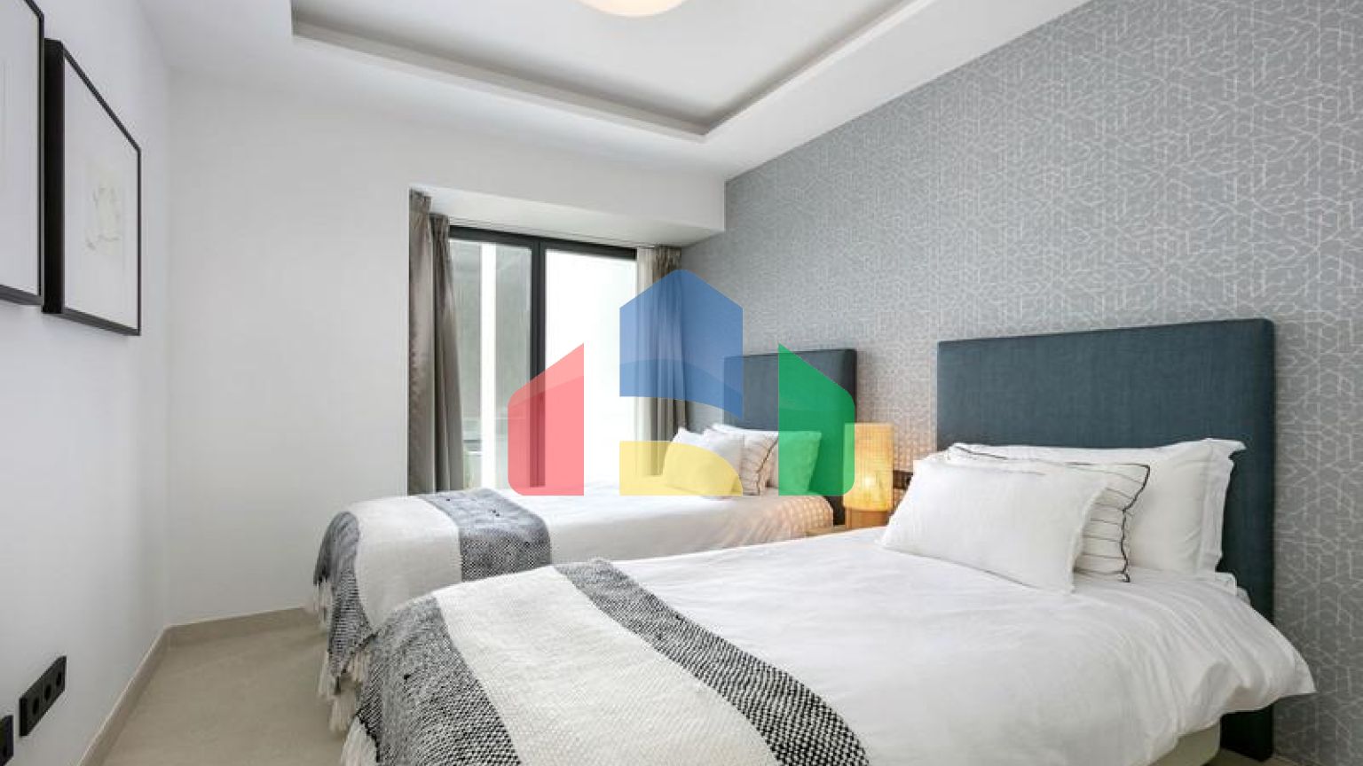 Это необыкновенный таунхаус с видом на открытое море и эксклюзивной мебелью.