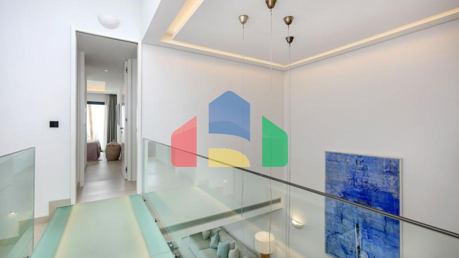 Это необыкновенный таунхаус с видом на открытое море и эксклюзивной мебелью.