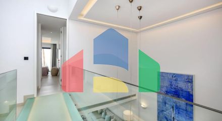 Это необыкновенный таунхаус с видом на открытое море и эксклюзивной мебелью. Это необыкновенный таунхаус с видом на открытое море и эксклюзивной мебелью.