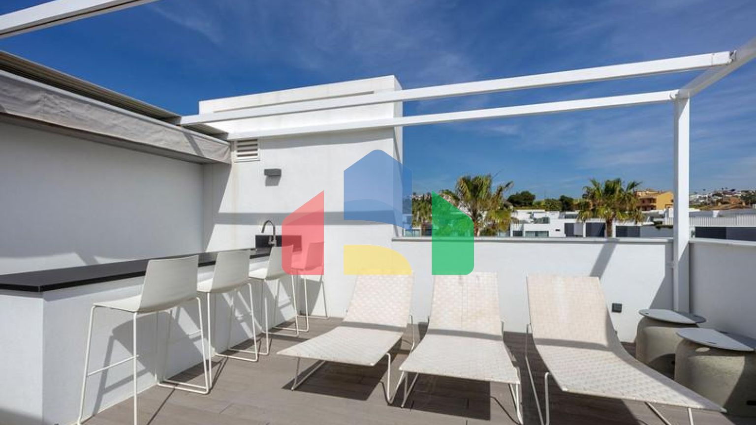 Это необыкновенный таунхаус с видом на открытое море и эксклюзивной мебелью.