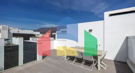 Это необыкновенный таунхаус с видом на открытое море и эксклюзивной мебелью. Это необыкновенный таунхаус с видом на открытое море и эксклюзивной мебелью.