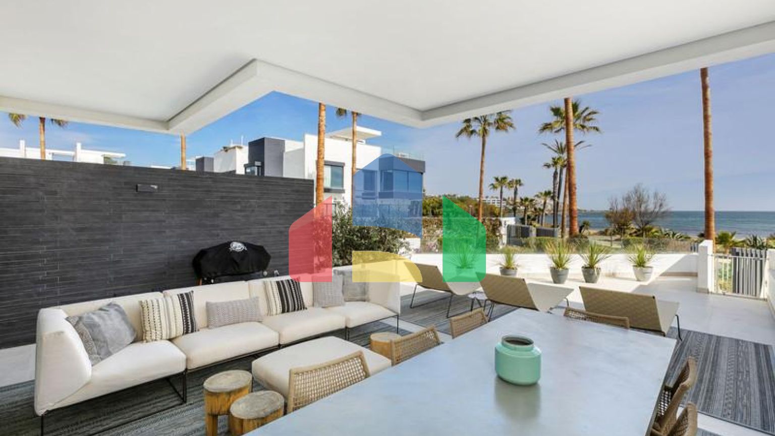 Это необыкновенный таунхаус с видом на открытое море и эксклюзивной мебелью.