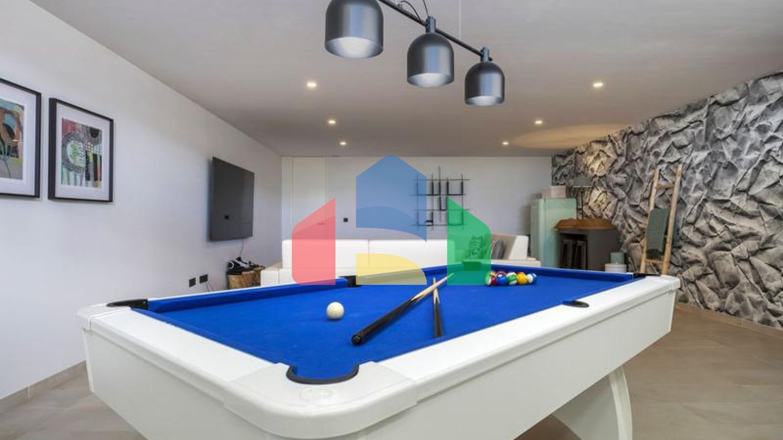 Это необыкновенный таунхаус с видом на открытое море и эксклюзивной мебелью.