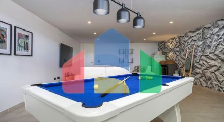 Это необыкновенный таунхаус с видом на открытое море и эксклюзивной мебелью. Это необыкновенный таунхаус с видом на открытое море и эксклюзивной мебелью.