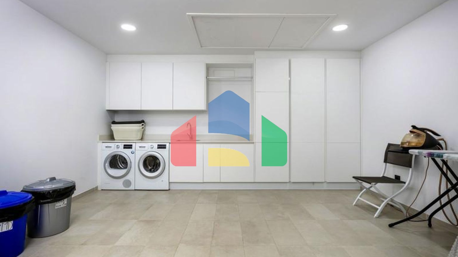 Это необыкновенный таунхаус с видом на открытое море и эксклюзивной мебелью.