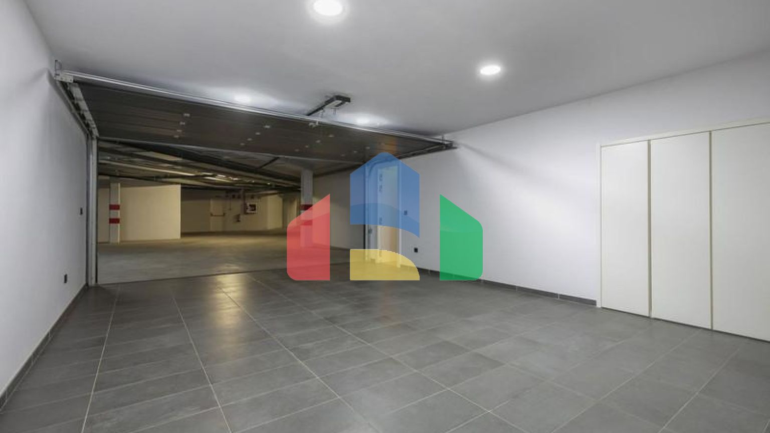 Это необыкновенный таунхаус с видом на открытое море и эксклюзивной мебелью.