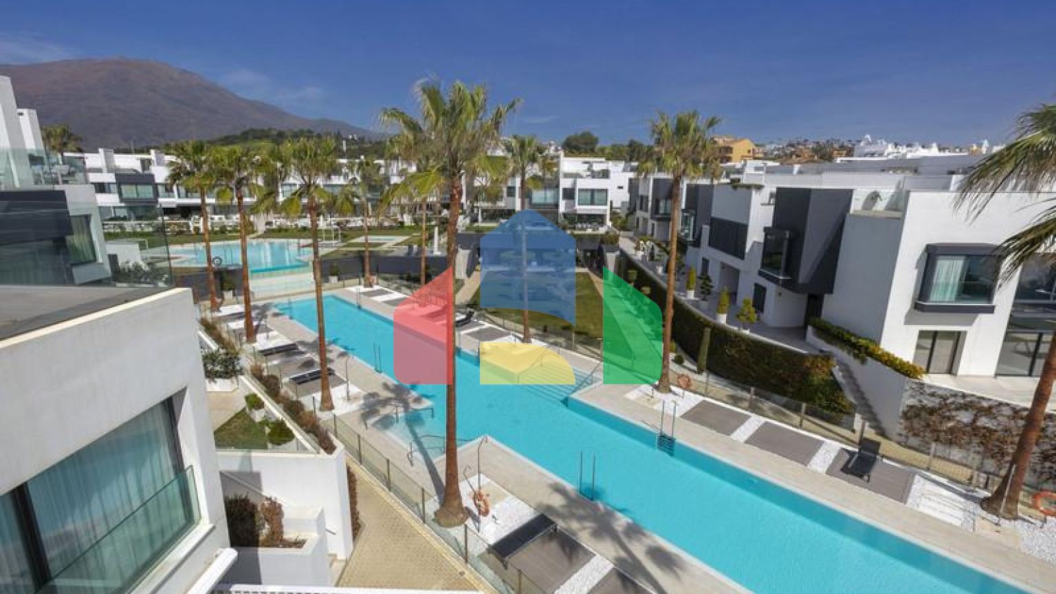 Это необыкновенный таунхаус с видом на открытое море и эксклюзивной мебелью.