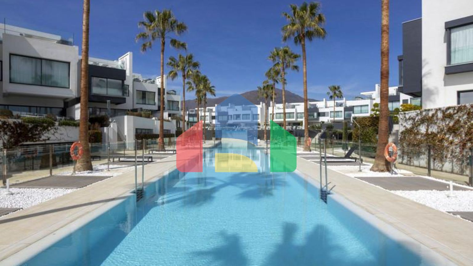 Это необыкновенный таунхаус с видом на открытое море и эксклюзивной мебелью.