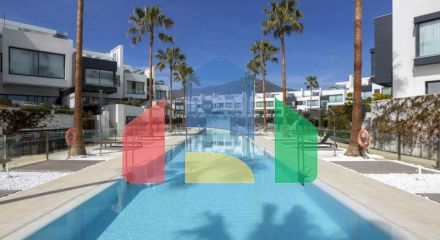 Это необыкновенный таунхаус с видом на открытое море и эксклюзивной мебелью. Это необыкновенный таунхаус с видом на открытое море и эксклюзивной мебелью.