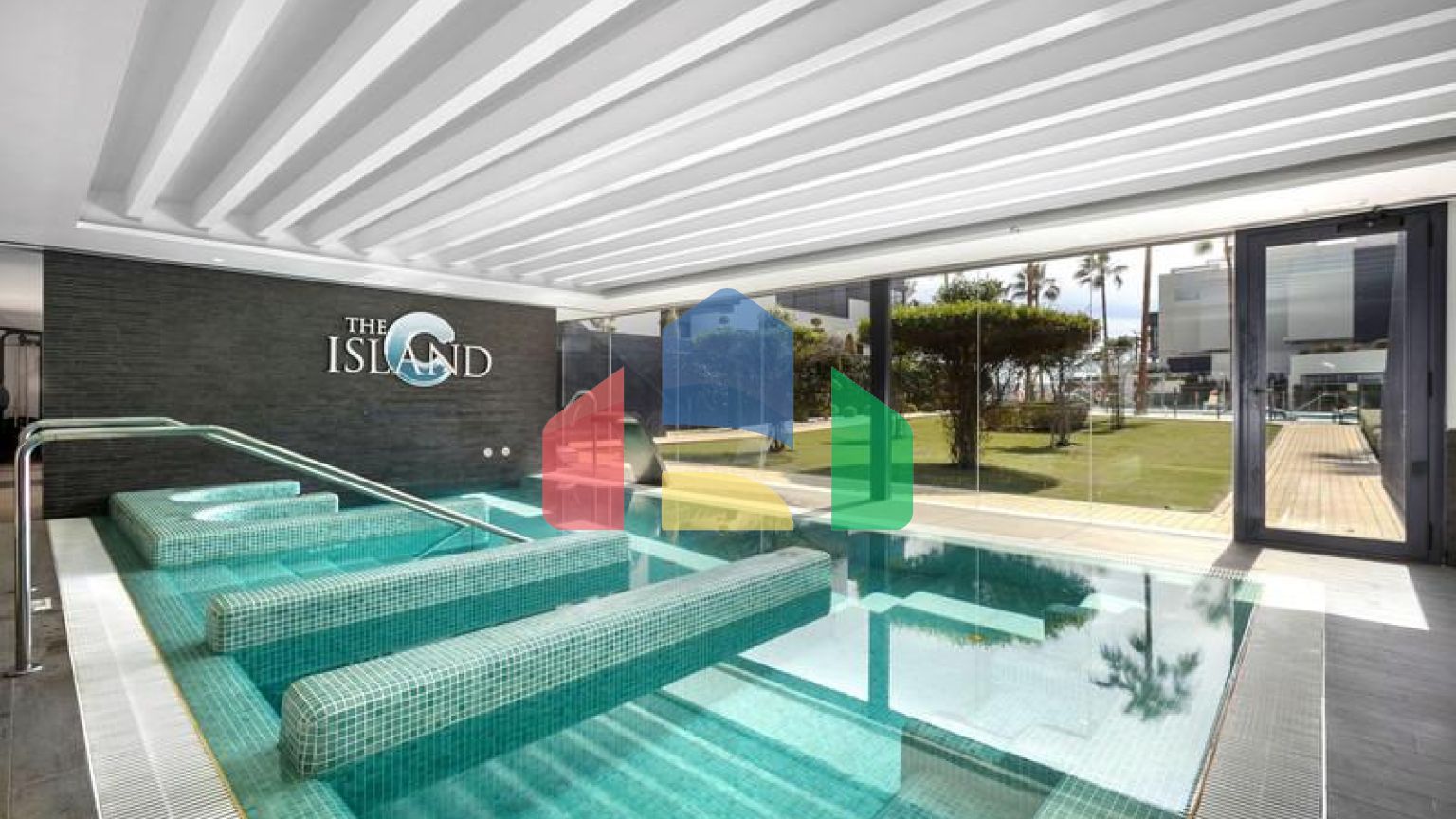 Это необыкновенный таунхаус с видом на открытое море и эксклюзивной мебелью.