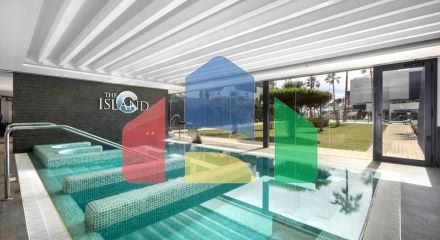 Это необыкновенный таунхаус с видом на открытое море и эксклюзивной мебелью. Это необыкновенный таунхаус с видом на открытое море и эксклюзивной мебелью.