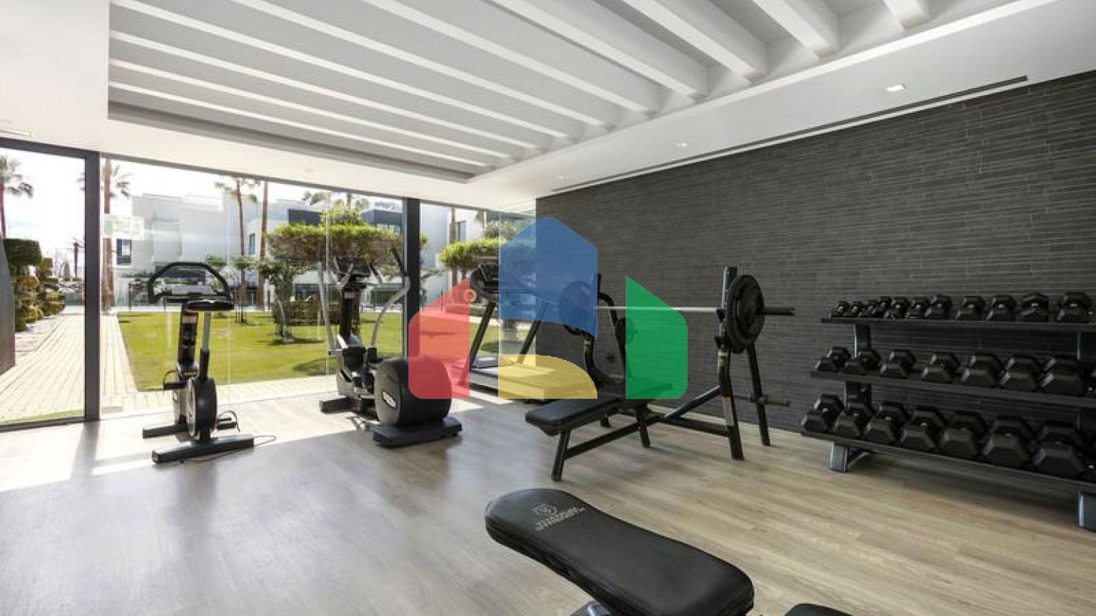 Это необыкновенный таунхаус с видом на открытое море и эксклюзивной мебелью.