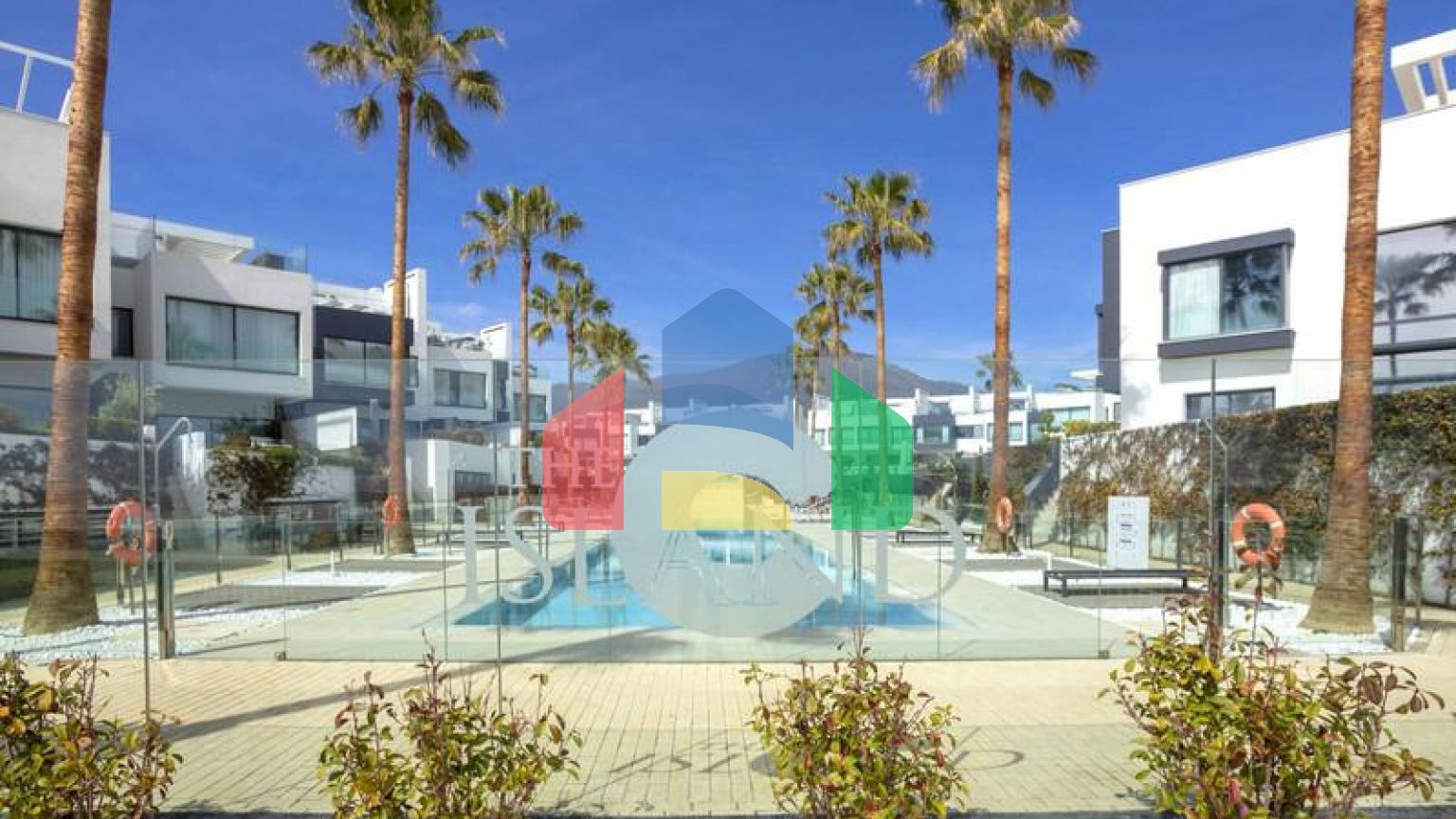 Это необыкновенный таунхаус с видом на открытое море и эксклюзивной мебелью.