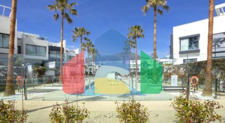 Это необыкновенный таунхаус с видом на открытое море и эксклюзивной мебелью. Это необыкновенный таунхаус с видом на открытое море и эксклюзивной мебелью.