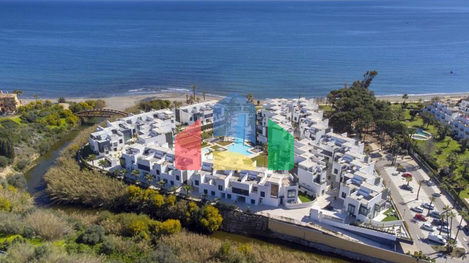 Это необыкновенный таунхаус с видом на открытое море и эксклюзивной мебелью.