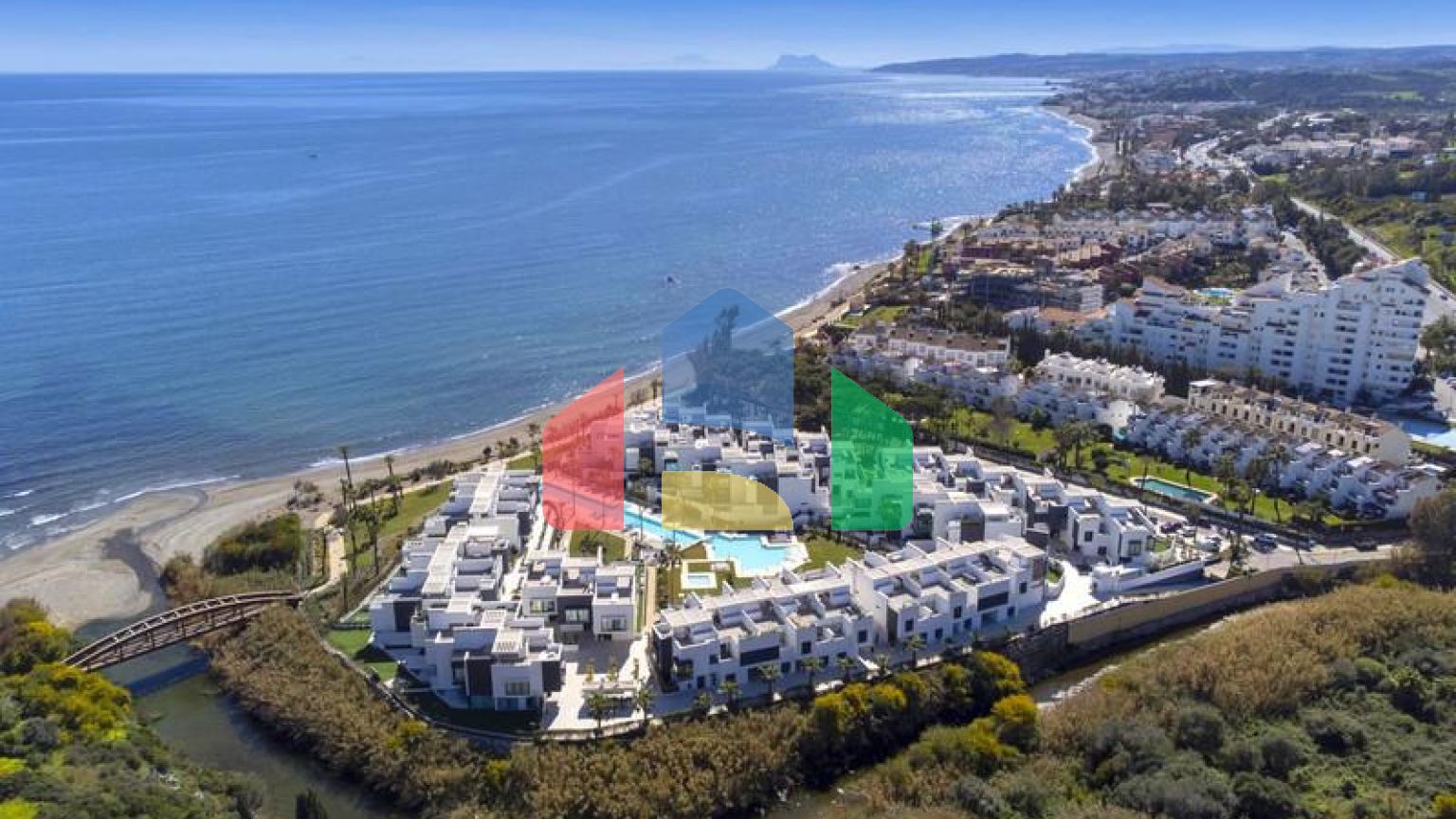 Это необыкновенный таунхаус с видом на открытое море и эксклюзивной мебелью.