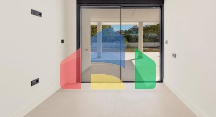 Эта квартира на первом этаже, расположенная в одном из самых востребованных районов Эстепоны, представляет собой выдающееся предложение и была построена недавно в 2024 году.