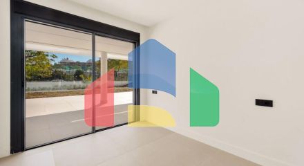 Эта квартира на первом этаже, расположенная в одном из самых востребованных районов Эстепоны, представляет собой выдающееся предложение и была построена недавно в 2024 году.