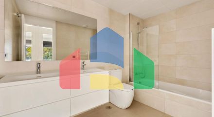 Эта квартира на первом этаже, расположенная в одном из самых востребованных районов Эстепоны, представляет собой выдающееся предложение и была построена недавно в 2024 году.