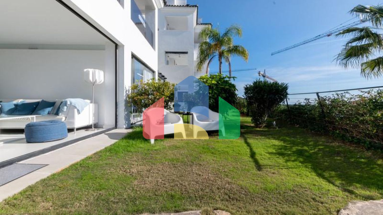 Большая роскошная квартира на первом этаже с садом и фантастическим видом на море.