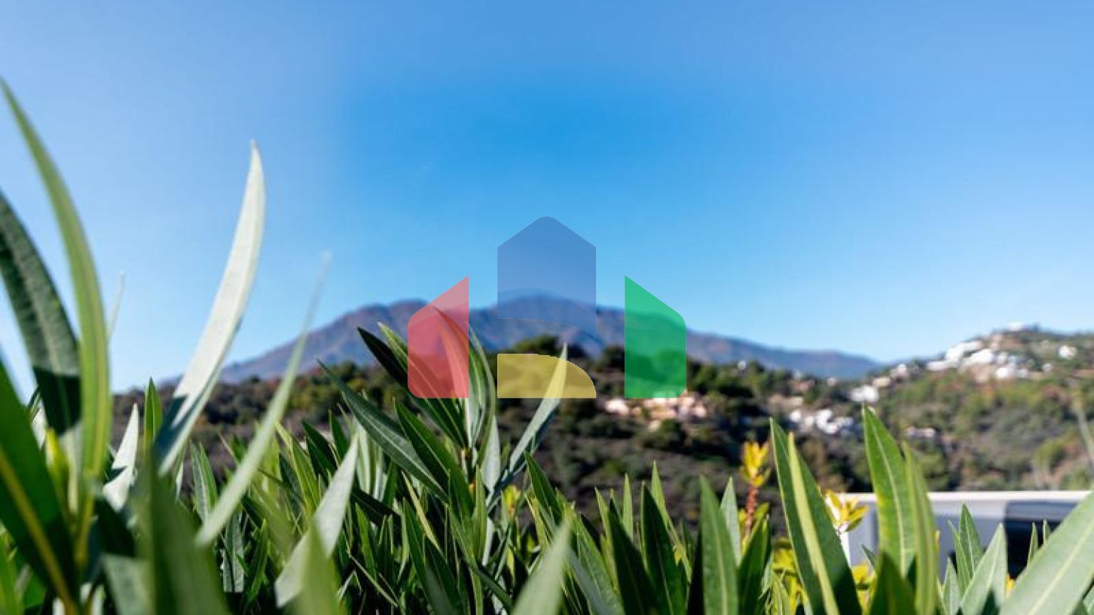 Большая роскошная квартира на первом этаже с садом и фантастическим видом на море.