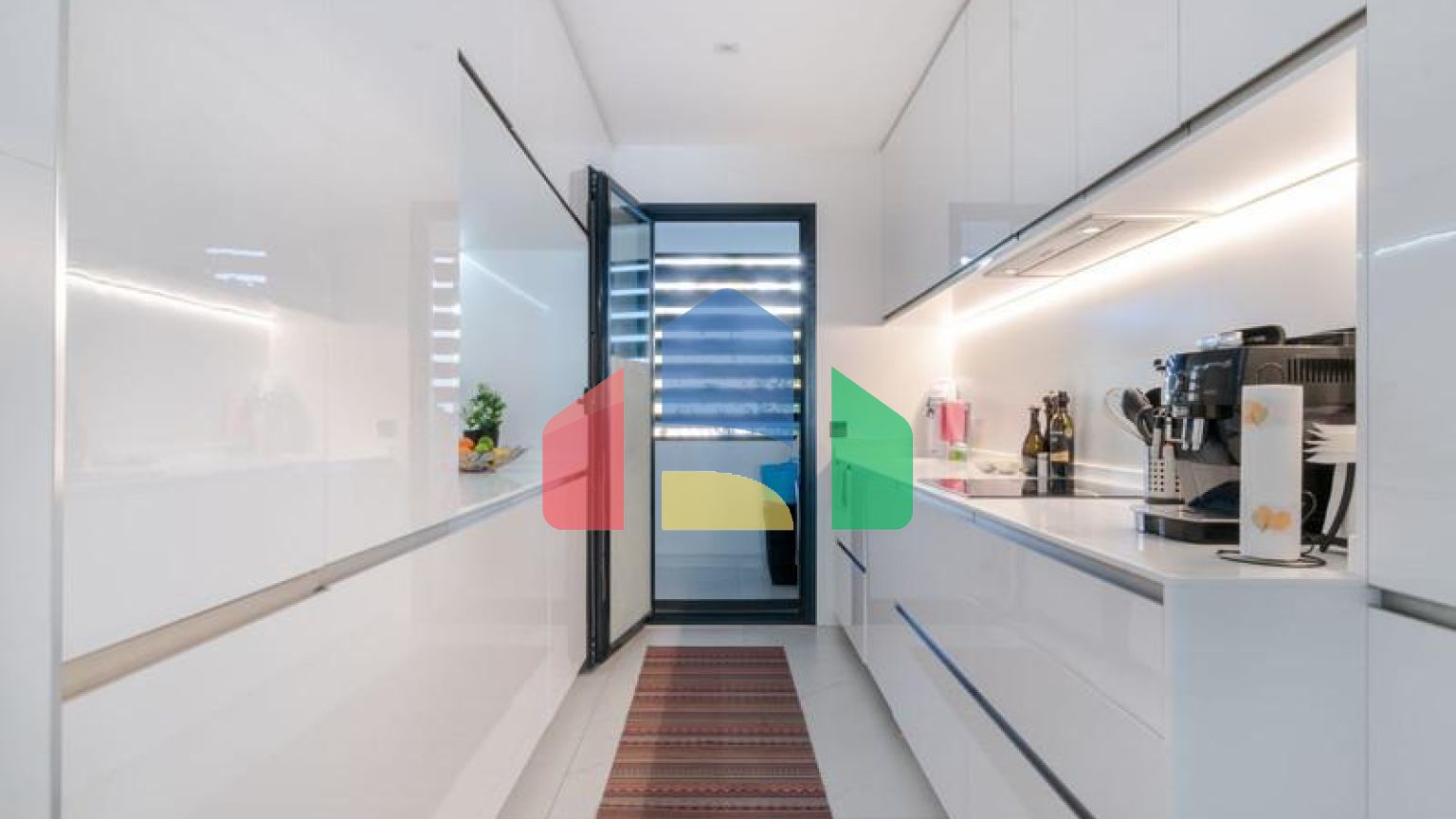 Большая роскошная квартира на первом этаже с садом и фантастическим видом на море.