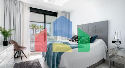 Большая роскошная квартира на первом этаже с садом и фантастическим видом на море.