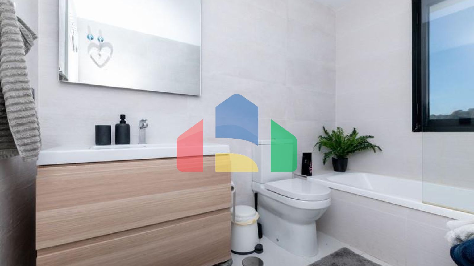 Большая роскошная квартира на первом этаже с садом и фантастическим видом на море.