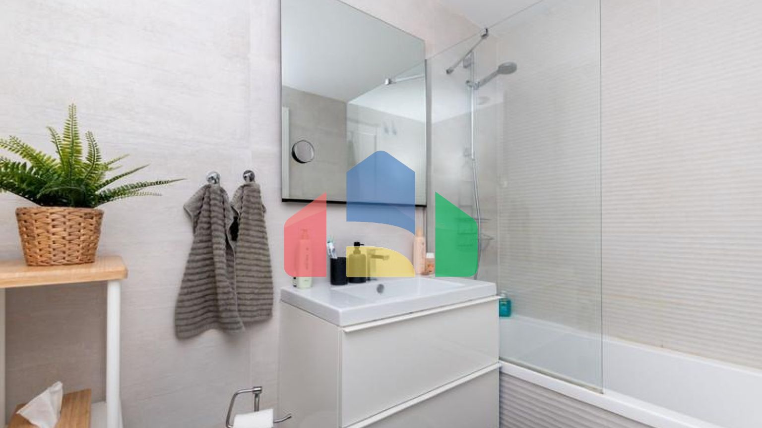 Большая роскошная квартира на первом этаже с садом и фантастическим видом на море.