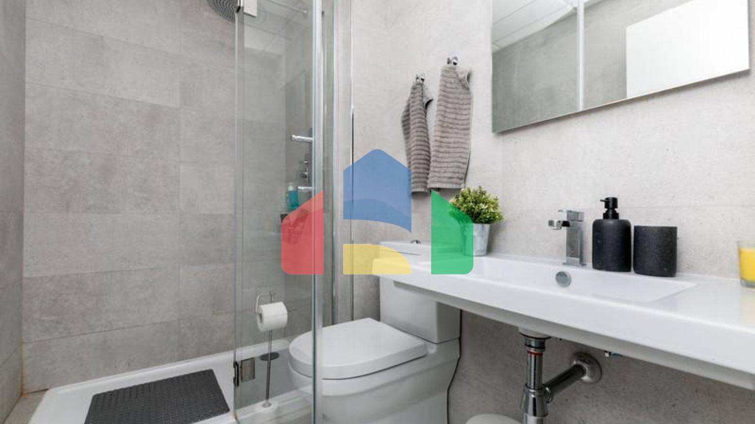 Большая роскошная квартира на первом этаже с садом и фантастическим видом на море.