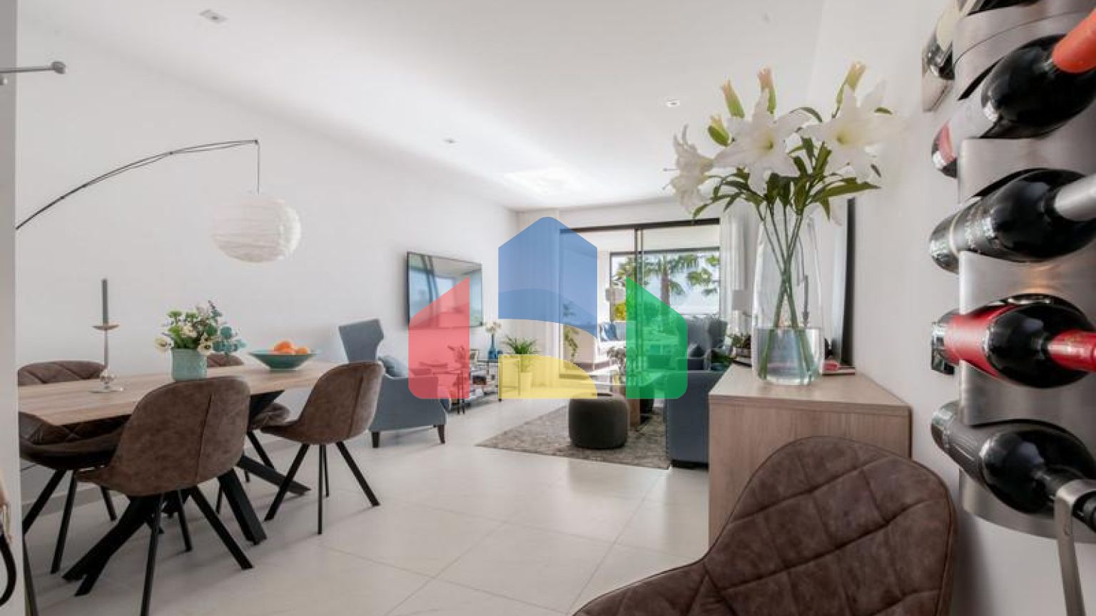 Большая роскошная квартира на первом этаже с садом и фантастическим видом на море.