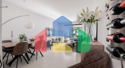 Большая роскошная квартира на первом этаже с садом и фантастическим видом на море.