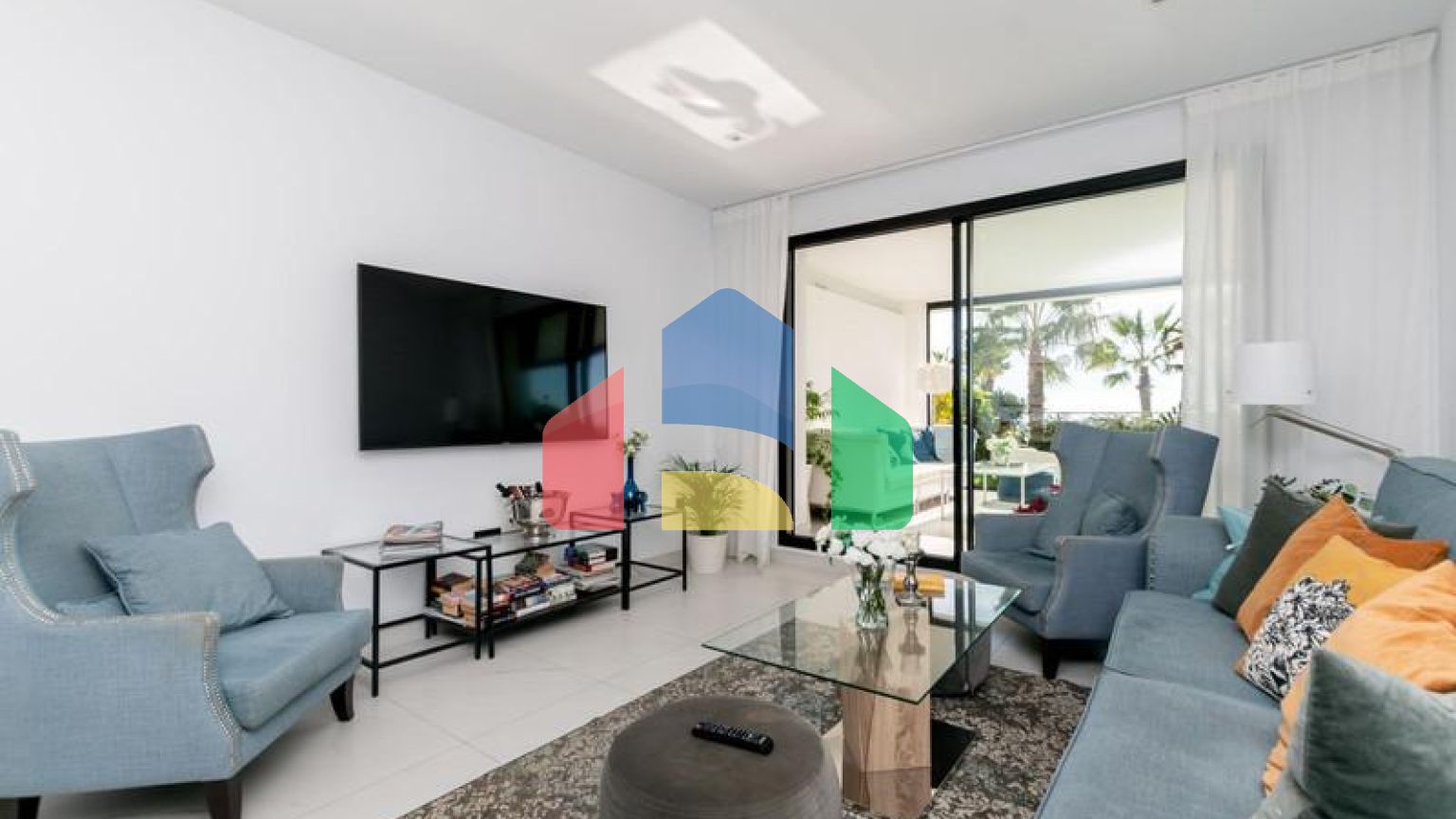 Большая роскошная квартира на первом этаже с садом и фантастическим видом на море.