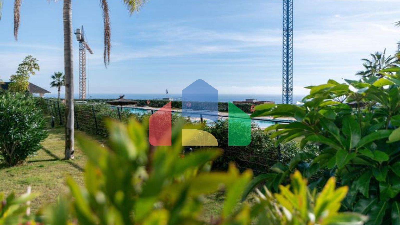 Большая роскошная квартира на первом этаже с садом и фантастическим видом на море.