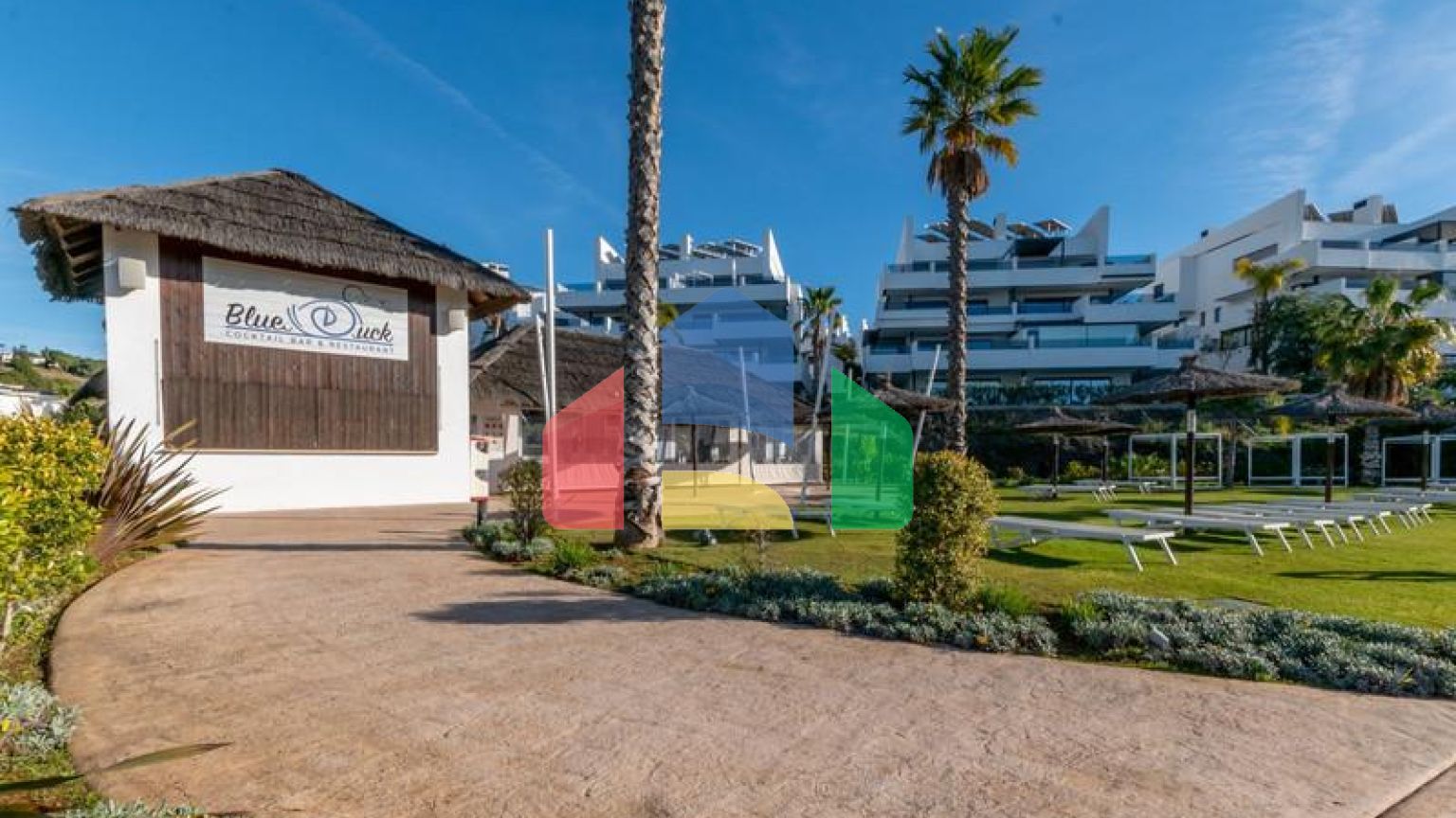 Большая роскошная квартира на первом этаже с садом и фантастическим видом на море.