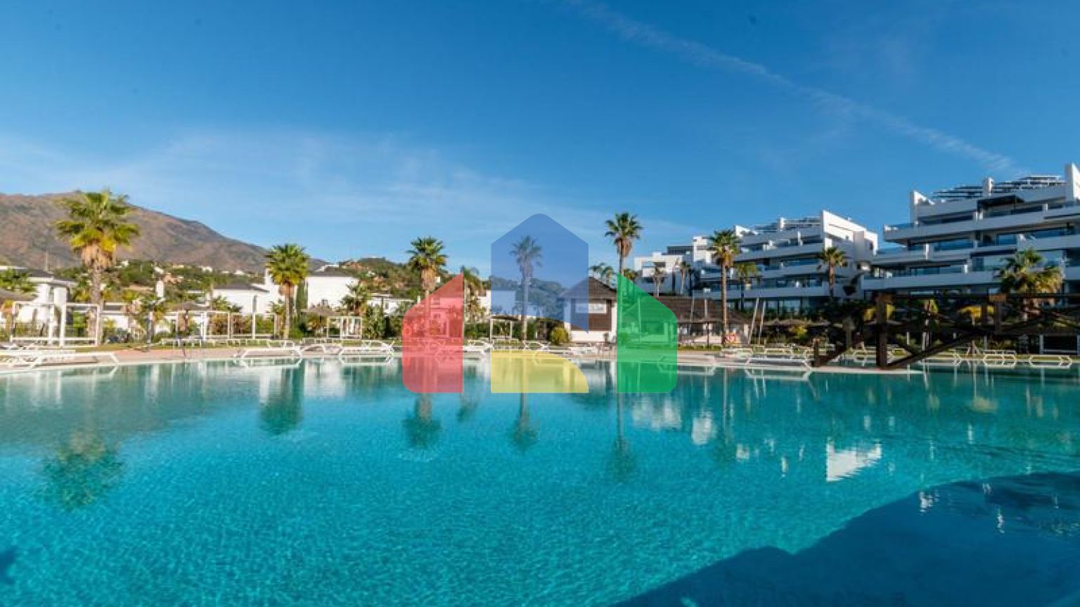 Большая роскошная квартира на первом этаже с садом и фантастическим видом на море.